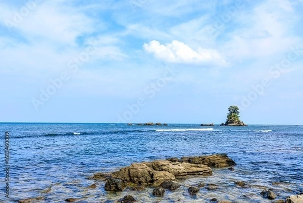 Fototapeta 高岡市、雨晴海岸より眺める富山湾の女岩