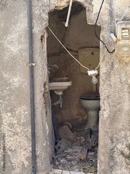 Fototapeta maison dévastée wc