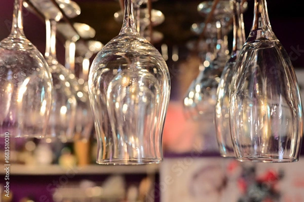 Obraz バーの天井に吊るされたグラス2