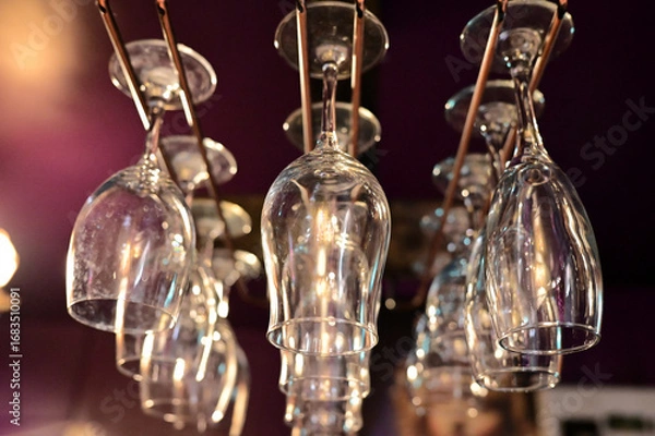 Obraz バーの天井に吊るされたグラス2