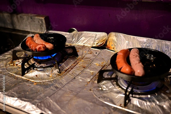 Obraz バーの調理場で焼くソーセージ