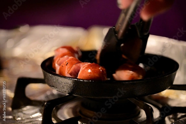 Obraz 鉄のフライパンで焼くソーセージ4