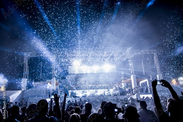 Fototapeta Reflektor sceniczny z promieniami laserowymi