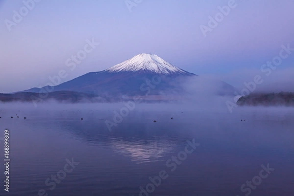 Fototapeta 夜明けの富士山、山梨県山中湖にて