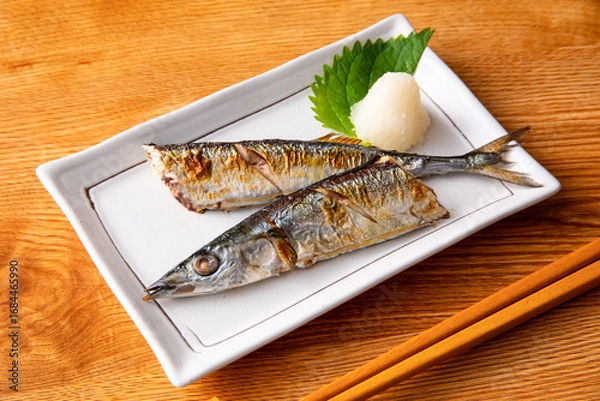 Fototapeta 秋刀魚を食べる 