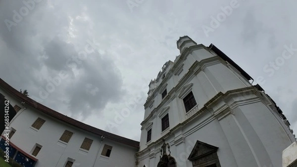 Obraz Church and Convent of St. Francis of Assisi in Old Goa, showcasing colonial Portuguese architecture under cloudy skies