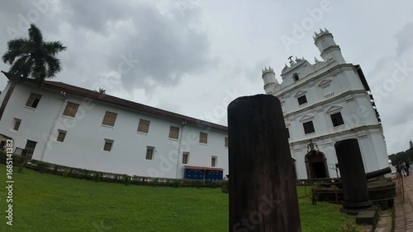 Obraz Church and Convent of St. Francis of Assisi in Old Goa, showcasing colonial Portuguese architecture under cloudy skies