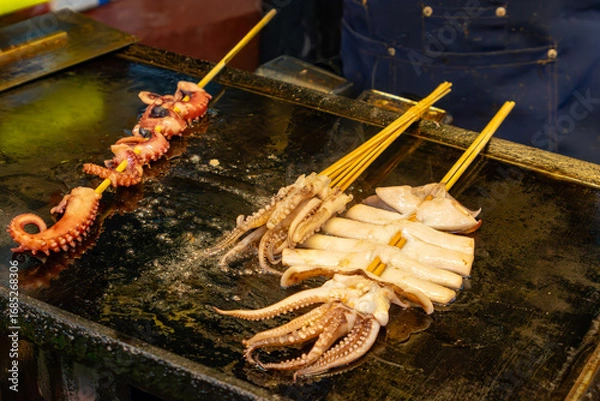 Fototapeta teppanyaki fried squids at horizontal composition