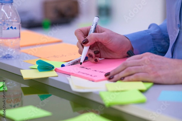 Obraz Main et feutre écrivant sur post-it