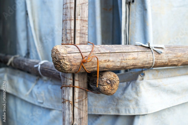 Fototapeta 足場丸太を番線で固定した様子