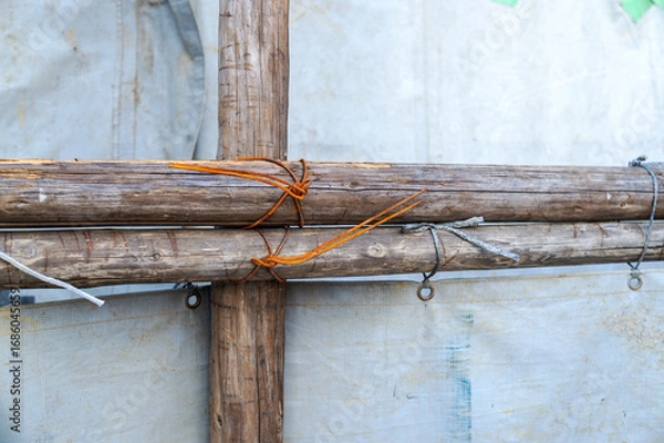 Fototapeta 足場丸太を番線で固定した様子