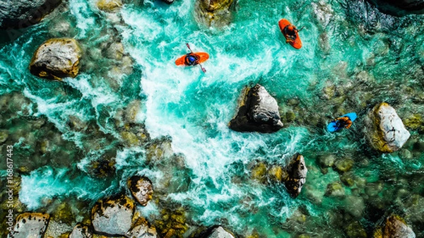 Fototapeta Emerald Waters of Soca River, Słowenia, to rafting raj dla poszukiwaczy adrenaliny, a także miłośnikami przyrody, widok na lotnik.