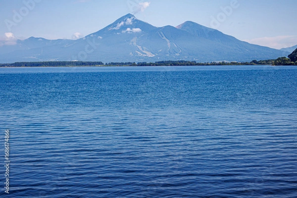 Obraz 猪苗代湖越しの雄大な磐梯山の風景