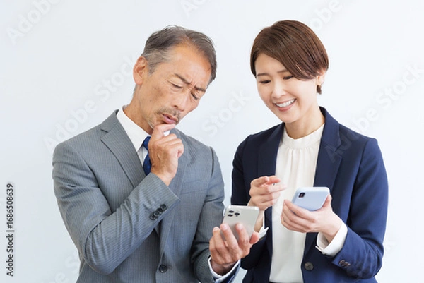 Fototapeta スマホを見るビジネスマン上司部下