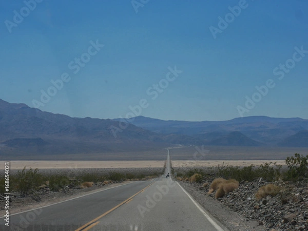 Fototapeta Wüste, Strasse und Oldtimer