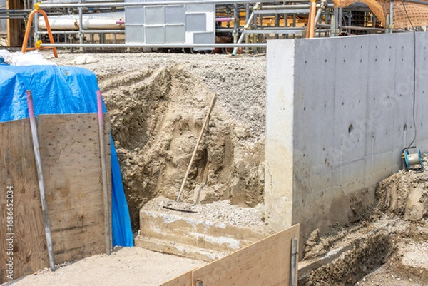 Obraz 大型ビルの外構工事、スロープを来るために掘った穴