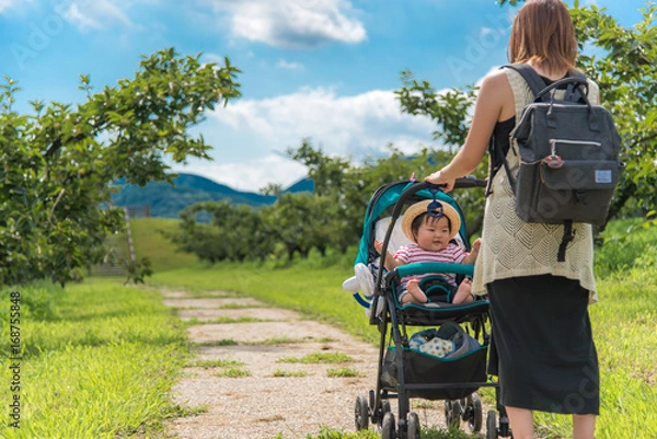Fototapeta ベビーカーに乗る赤ちゃん