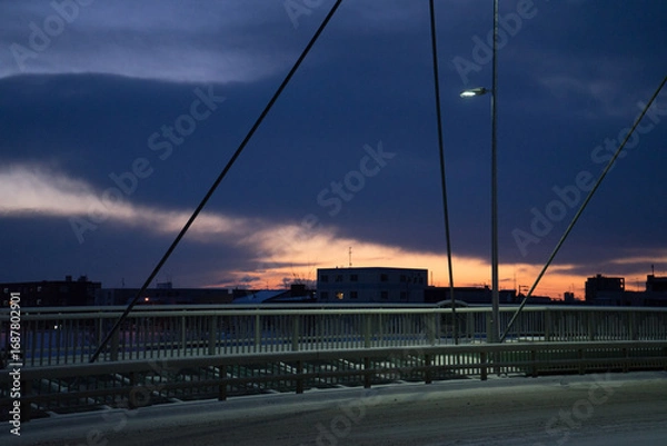 Obraz 冬の朝と雪の積もった橋