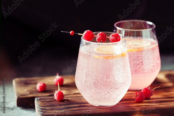 Fototapeta Sparklind pink raspberry lemonade