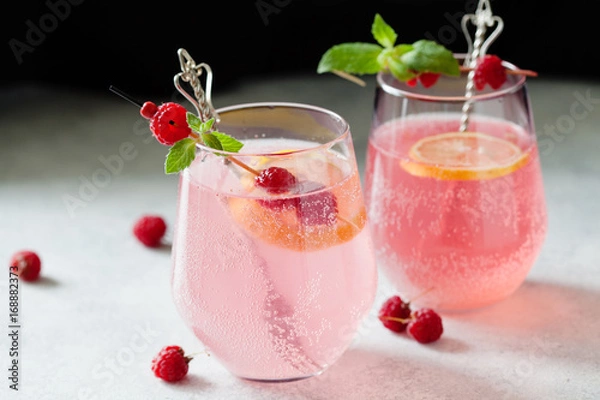 Fototapeta Sparklind pink raspberry lemonade
