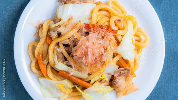 Fototapeta 白い皿に盛り付けた焼きうどん