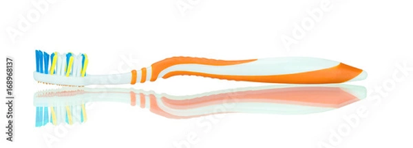 Obraz Оранжево белая зубная щетка с отражением на изолированном белом фоне