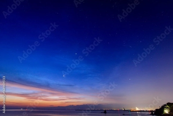 Fototapeta 高岡市、雨晴より眺める富山湾の夜明け