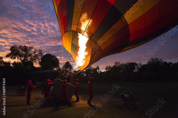 Obraz Heissluftballon wird zum Start vorbereitet