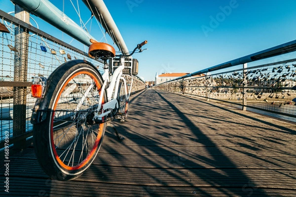 Fototapeta rower na moście przez rzekę