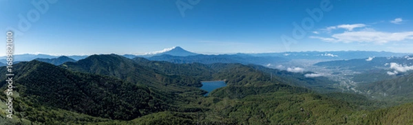 Obraz 大菩薩嶺から撮影した富士山と甲府の街並みの大パノラマ