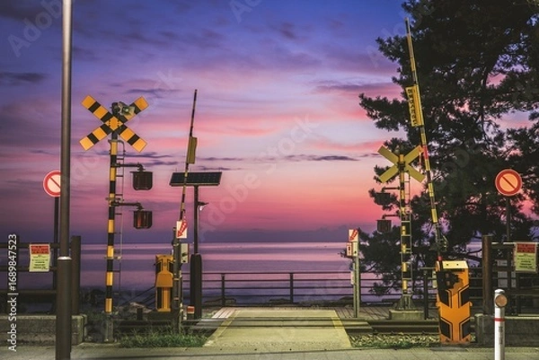 Fototapeta 高岡市、マジックアワーの義経岩踏切