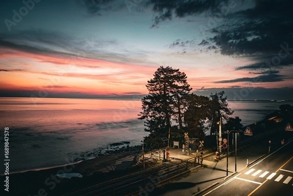 Fototapeta 高岡市、マジックアワーの義経岩踏切