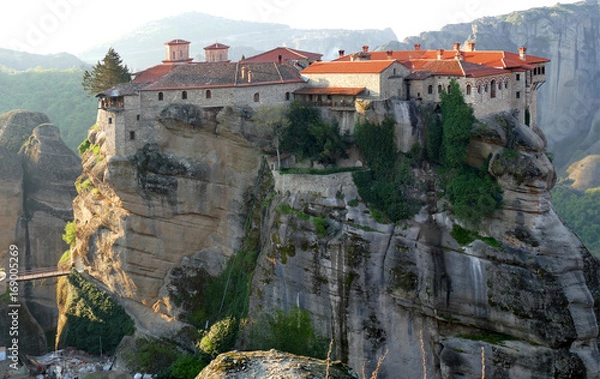 Fototapeta Greece, Meteora - a natural phenomenon of rocks resembling stone columns reaching 400 meters. At the peaks there are 9 Christian monasteries.