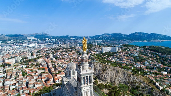 Fototapeta Widok z lotu ptaka na Notre Dame de la Garde i Marsylię