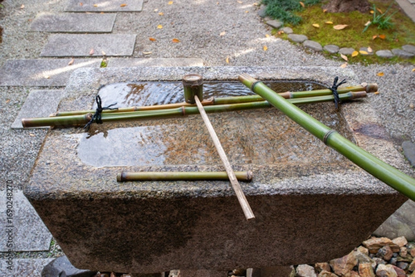 Fototapeta お寺の手水鉢