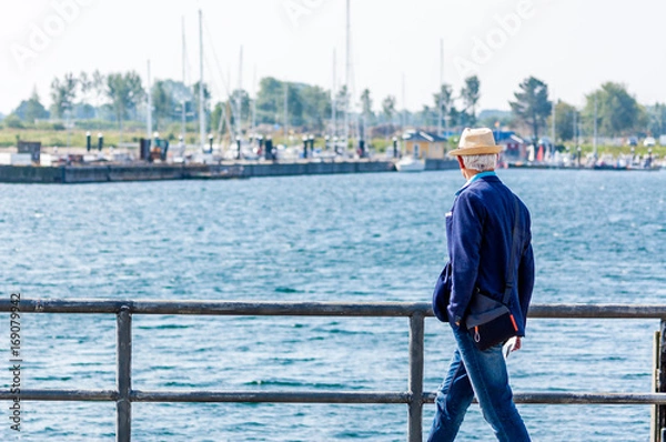 Obraz Mann mit Hut geht spazieren an der Ostsee