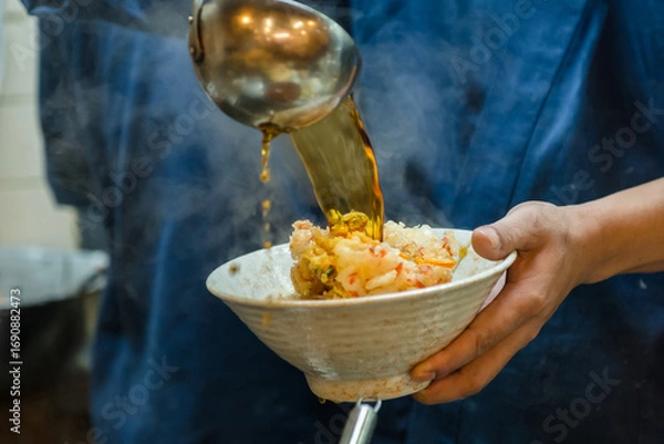 Fototapeta かき揚げそばに出汁つゆを注ぐ料理人、立ち食いそば屋
