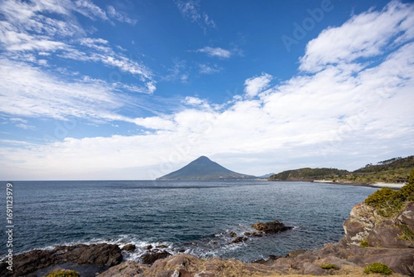 Obraz 鹿児島県長崎鼻から望む、海にそびえる美しい円錐形の開聞岳