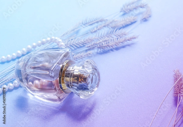 Obraz стеклянный флакон с духами на светлом фоне 