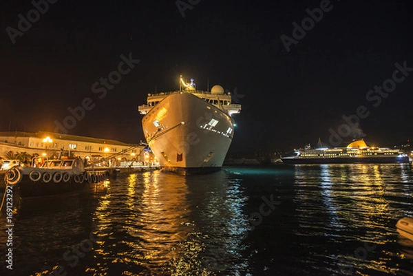 Fototapeta Cruiser ship