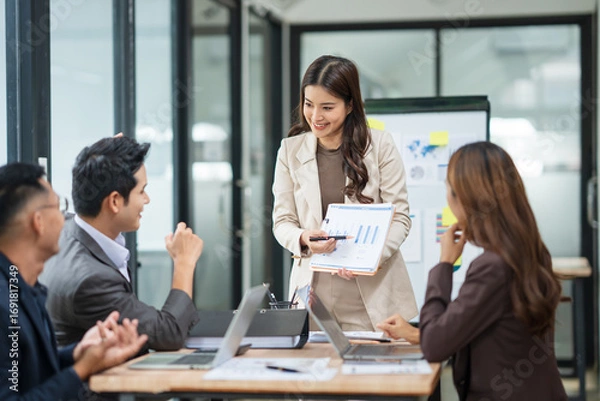 Obraz Asian business group meets to explain presentations and plan business and investment projects.