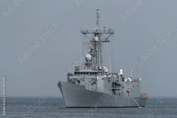 Obraz WARSHIP - The Oliver Hazard Perry class guided missile frigate is sailing at sea