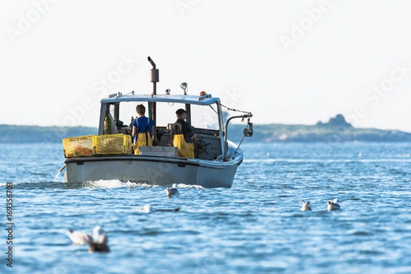 Obraz Homarowcy ciężko pracują w piękny poranek wczesną jesienią w południowym Bristolu w stanie Maine w Stanach Zjednoczonych