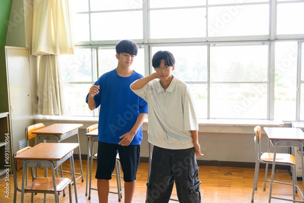 Fototapeta 学校の教室でダンスの練習をする男子生徒　青春・学校生活のイメージ