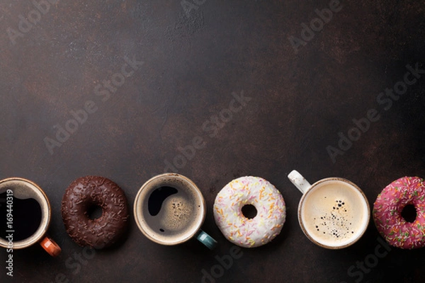 Obraz Filiżanki do kawy i kolorowe pączki
