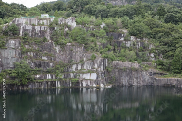 Fototapeta 湖と断崖絶壁