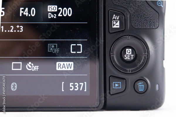 Obraz Camera LCD Screen Displaying Settings - Aperture, ISO, RAW Format, and Image Count.