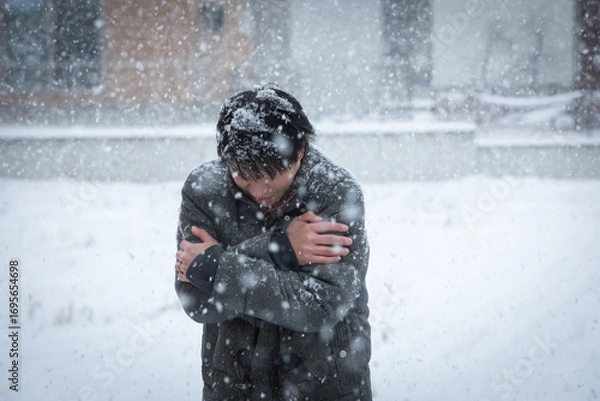 Obraz 雪降る中凍える人