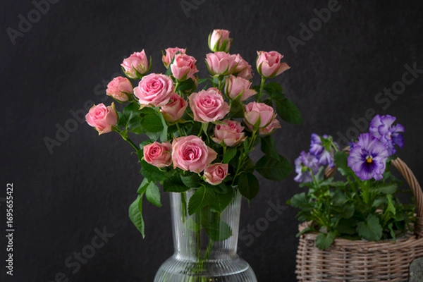 Obraz ピンク色のバラと紫色のビオラ