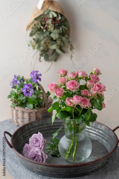 Obraz バラの花とビオラ　白い壁に飾られたユーカリのスワッグ